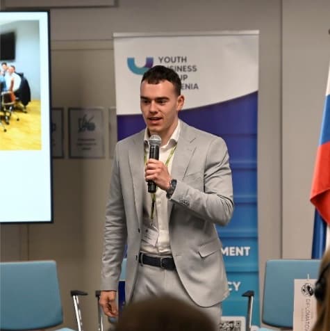 Lazar Đondrić, osnivač SloStudy, govori na studentskom događaju u Ljubljani